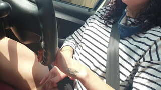 Авч олон нийтийн машин жолоодох тоглож байхад нь миний жижиг pussy