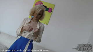 Bella ragazza bionda dando ultra hot strip tease strano oggetto bottiglia di inserimento creative porno