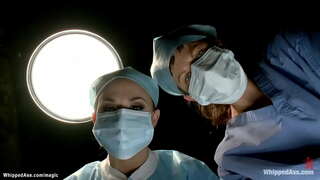 Privezan in gagged v medicinske stol črna lezbijke bolnik Cassandra Nix prevladujejo zdravnik v latex Chanel Preston nato spanked v vzmetenje