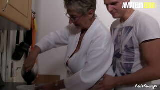 REIFE SWINGER - #Erna - કામુક મોટી ગાંડ નુ ટોટી પર કૂદકા અને તેના માણસ મારામારી