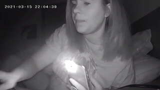 Busty Milf Kuharibu Clit Yake wakati wa kwenda Kulala Siri Cam