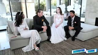 ���ాడీస్ సహాయం వారి stepdaughters హాజెల్ మూర్ మరియు Jazmin Luv to get some సెక్స్ నాలెడ్జ్