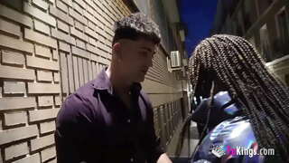 ���ਾਲੇ ਬਾਲਾਂ ਵਾਲੀ ਗੋਰੀ exhibitionist ਪ੍ਰਾਪਤ ਕਰਦਾ ਹੈ ਕਵਾਇਦ ਦੇ ਕੇ ਇੱਕ ਕਾਮੋਤੇਜਤ dude