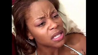 Anak kucing yang ditangkap oleh seorang kerdil