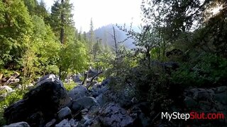 Tyttö imee hänen isä