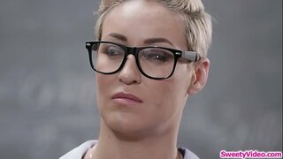 ���ીન છોકરી સુંદર છોકરી ખાવાથી તેના પ્રશિક્ષકો કન્ત્ પછી વર્ગ