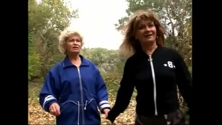 Horny өргөжиж турших гэж байгаа нь бие биенийхээ pussy зүлгэн дээр