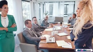 Busty milf businesswomen ចូលទៅក្បាលទៅក្បាលក្នុងអំឡុង boardmeeting។ផ្សេងទៀតពាណិជ្ជករទទួលបានចេញលឿនតាមដែលពួកគេអាច។ទីបំផុត milfs មានបន្ទប់សម្រាប់ខ្លួនគេនិងចាប់ផ្តើមថើបនិងលិទ្ធគ្នា