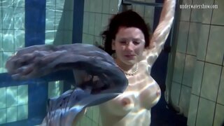 ���త పసికందు Katka డౌన్ స్ట్రిప్స్ స్విమ్మింగ్ పూల్ లో