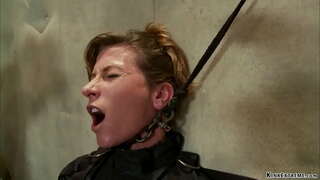 Бэхлэн MILF боол Ариэль X хувцсан дээр гэрэлтдэг хүснэгт дараа нь хорьж авдаг шулуун гэдсээр fucked нь шодой дээр нь мод гарт мастер Орландо