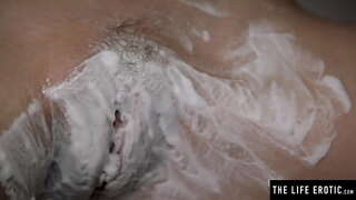 ���ើលឃើញរបស់នាងធំសុដន់អាហ៊្វ្រិដូចជានាងកោរសក់របស់នាងមានរោម pussy និង masturbates